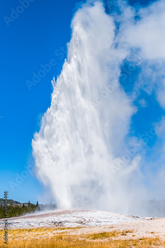 Photo Old Faithful geyser at Yellowstone National Park