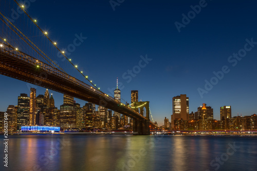 Fototapeta Naklejka Na Ścianę i Meble -  brooklyn bridge and new york city manhattan at night