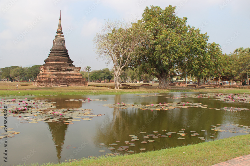ruined buddhist temple (Wat Mahathat) in Sukhothai (Thailand)