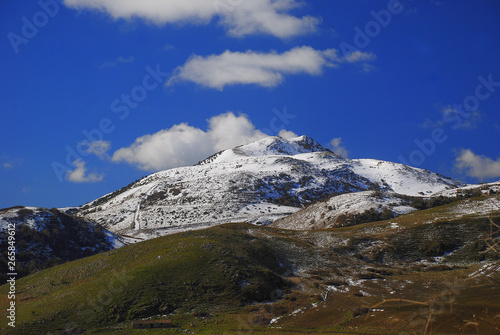  18/5000 snowy mountain © Salvatore