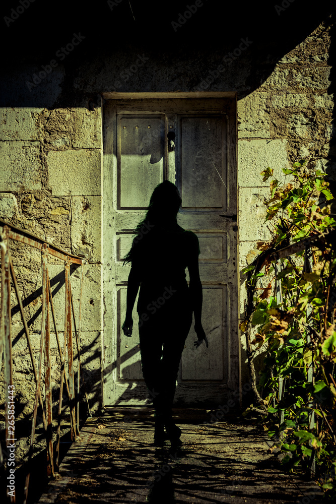 Silhouette einer Frau vor Haustür