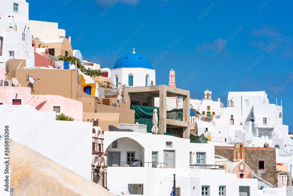 Fototapeta premium Traditional whitewashed houses in Oia, Santorini, Greece
