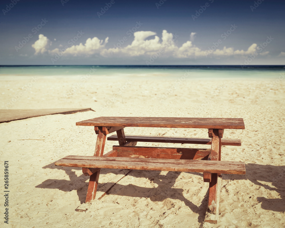 Obraz premium Table background on beach and summer time 