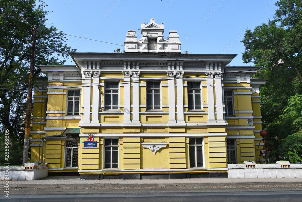 Naklejka premium Russia. Vladivostok, Svetlanskaya street. Old two-storey house number 80 in the summer