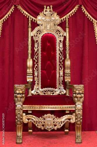Fotografía Red royal chair on a background of red curtains