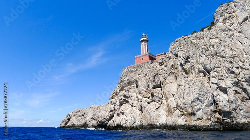 Faro sulle rocce dell'isola di Capri, Italia © Marco Bonomo
