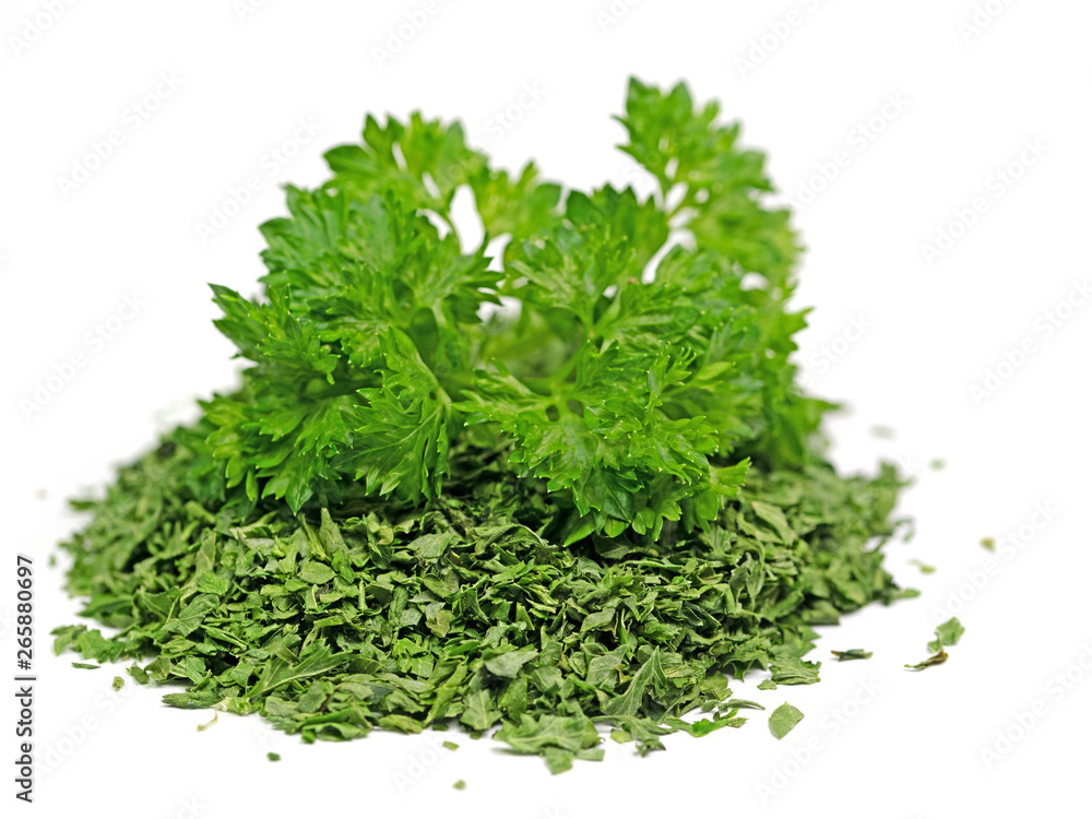 Getrocknete Petersilie vor weißem Hintergrund