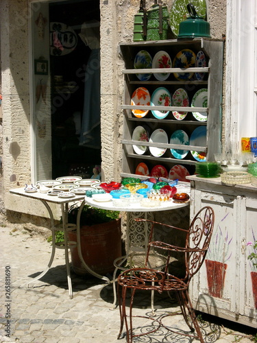 Bunte bemannte Teller und Porzellan im Sommer bei Sonnenschein vor einem Geschäft für Touristen in den Gassen der Altstadt von Alacati bei Cesme am Ägäischen Meer in der Provinz Izmir in der Türkei photo