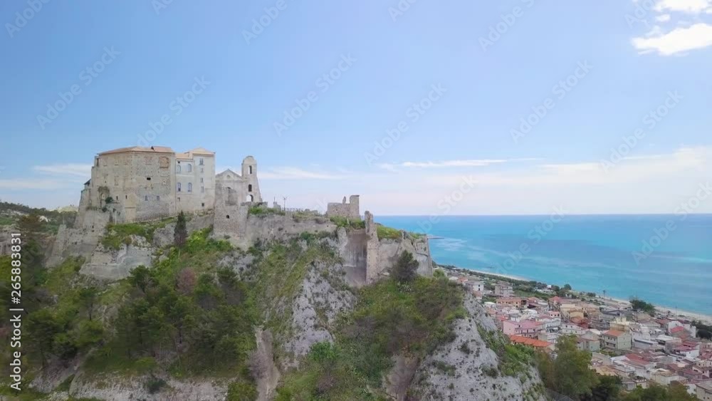Vista aerea della città sul mare Roccella Ionica o Jonica in Calabria, meta molto ambita per i turisti per la bellissima spiaggia, il castello e il porto. Vista aerea della città sul mare Roccella Ionica o Jonica in Calabria, meta molto ambita per i turisti per la bellissima spiaggia, il castello e il porto.