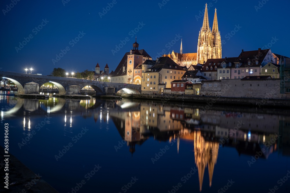 Regensburger Dom spiegelt sich in der Donau