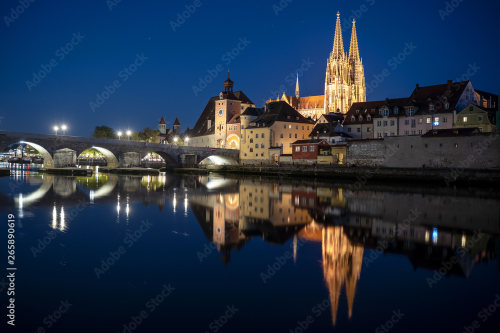 Abendstimmung mit Dom und Brücke in Regensburg
