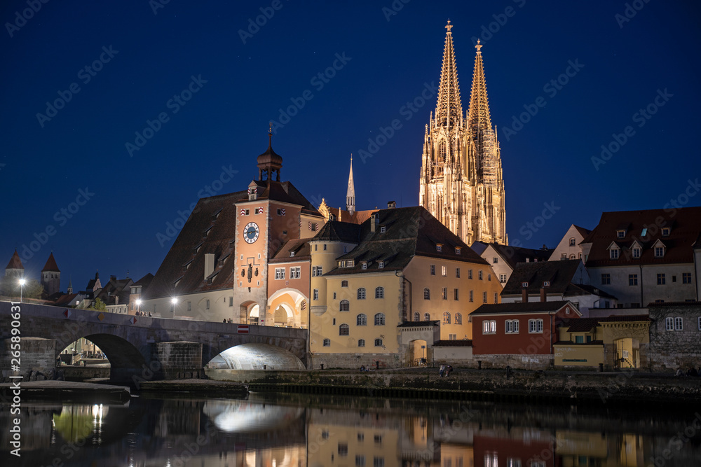 Die Stadt Regensburg in Bayern in der Nacht