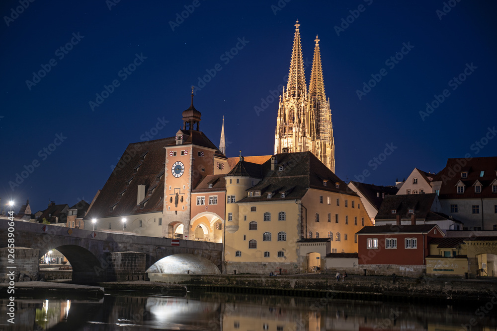 Dom und Steinerne Brücke in Regensburg bei Nacht