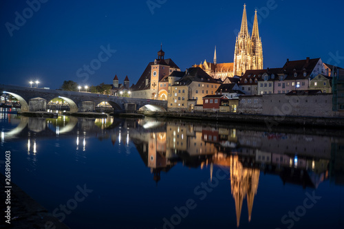 Regensburger Dom spiegelt sich in der Donau