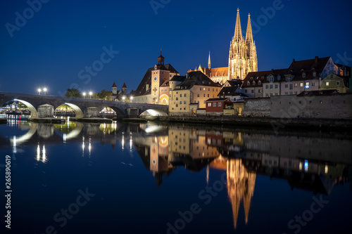 Abendstimmung mit Dom und Brücke in Regensburg