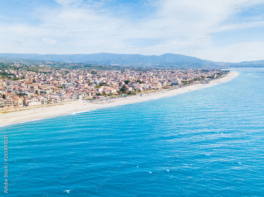 Città costiera di Siderno in Calabria, vista aerea. Meta turistica in Estate e della Locride. Lungomare rifatto, strade e case in campagna.