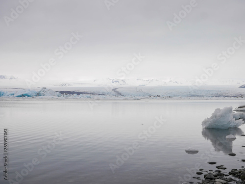 Floating ice of the J  kuls  rl  n glacial lake