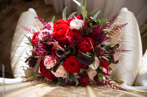 Φωτογραφία Exquisite bridal bouquet of red and pink roses on the chair