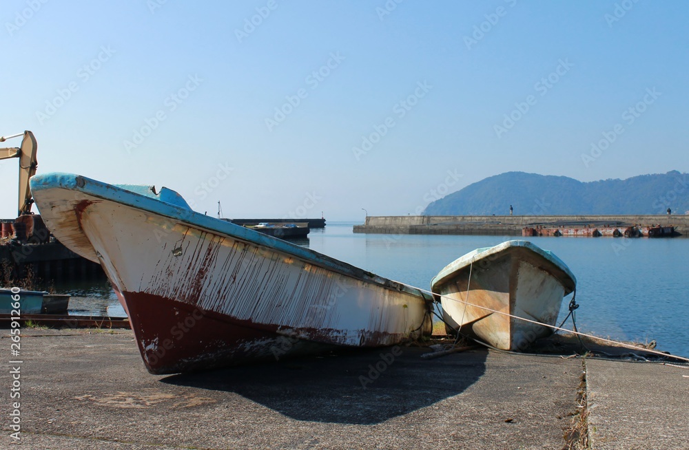 琵琶湖の漁港と漁船