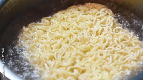 インスタントラーメンを茹でる