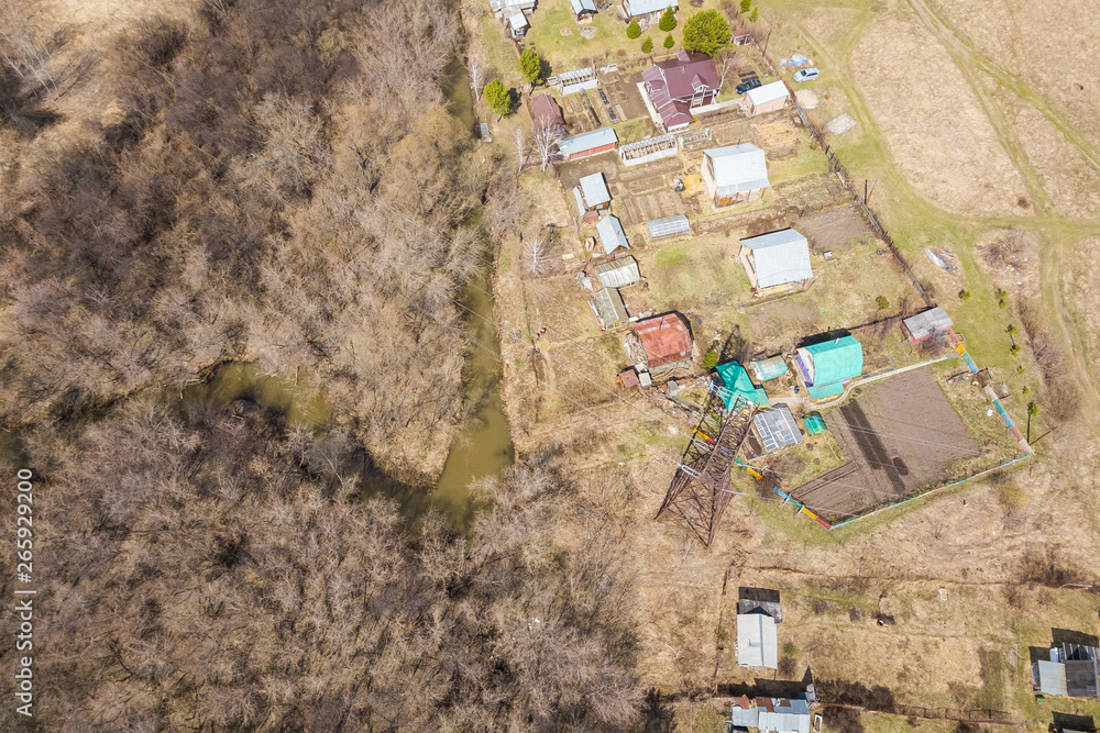 Φωτογραφία Top view of a large village with small houses,, a green forest and a large field in a warm sunny summer day