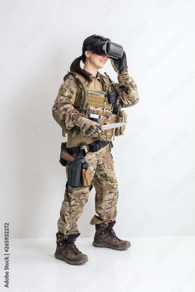 VRゴーグルをつけてサバゲーを楽しむ女性 Survival game VRゴーグルをつけてサバゲーを楽しむ女性 Survival game