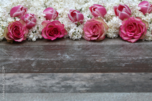 Arrangement mit Rosen Tulpen und Flieder