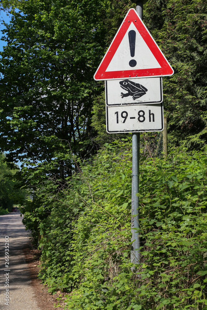 Sign warning about the migration of frogs