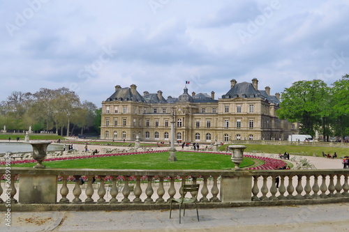Palais du Sénat à Paris. Jardin du Luxembourg.