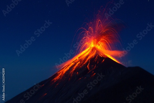 Leinwand Poster Fuego Volcano eruption, view from volcano Acatenango, Guatemala