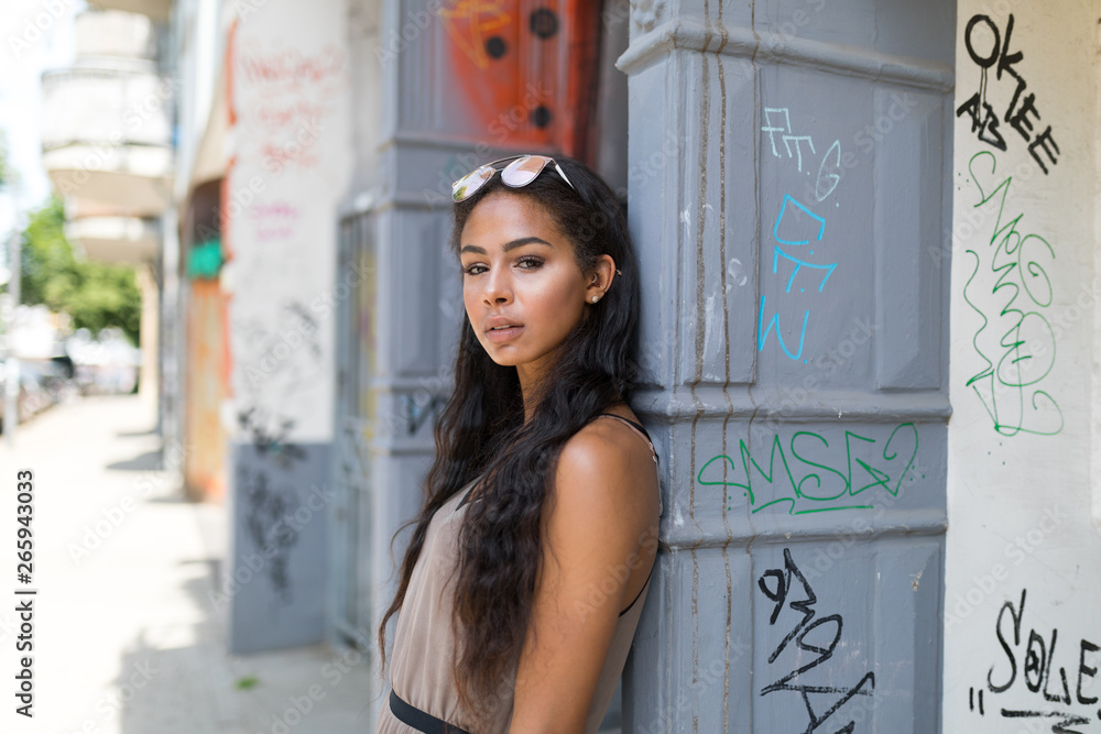 Portrait einer jungen Frau in einer Großstadt Portrait einer jungen Frau in einer Großstadt