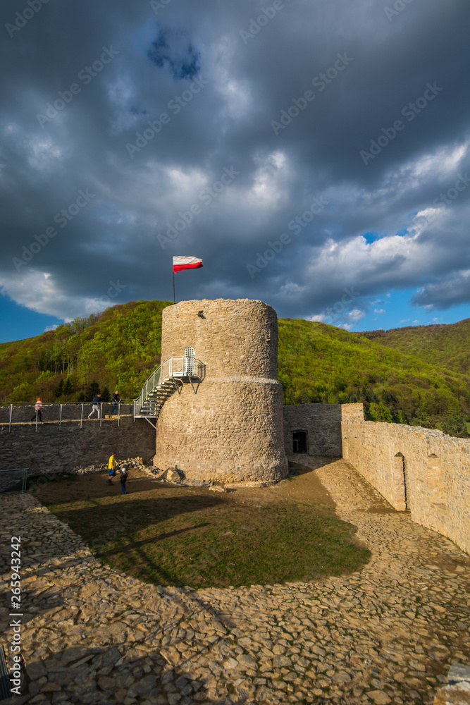 Nowo odbudowany zamek w Rytrze ,Beskid Sądecki.