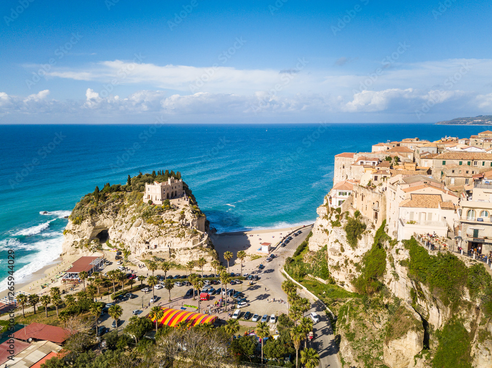 Vista aerea della città costiera di Tropea in Calabria. Affaccio sul mare Mediterraneo delle case colorate, del castello e la spiaggia meta di molti turisti in Estate. Santuario Santa Maria dell'Isola