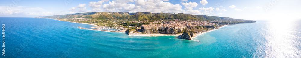 Vista panoramica di Tropea, città sul Mare Mediterraneo, in Calabria. La spiaggia, il santuario e la scogliera in Estate.