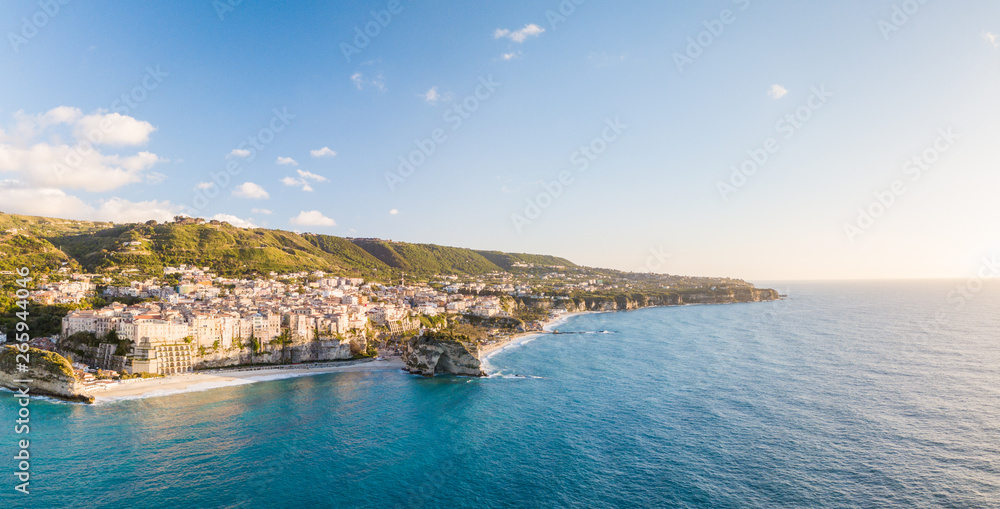 Vista panoramica di Tropea, città sul Mare Mediterraneo, in Calabria. La spiaggia, il santuario e la scogliera in Estate.