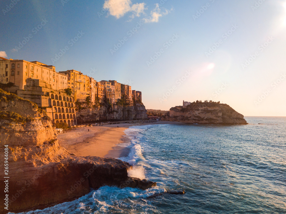 Obraz premium Vista aerea della città costiera di Tropea in Calabria. Affaccio sul mare Mediterraneo delle case colorate, del castello e la spiaggia meta di molti turisti in Estate.