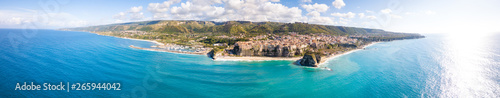 Fototapeta Naklejka Na Ścianę i Meble -  Vista panoramica di Tropea, città sul Mare Mediterraneo, in Calabria. La spiaggia, il santuario e la scogliera in Estate.