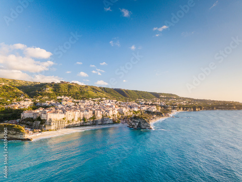 Vista aerea della città costiera di Tropea in Calabria. Affaccio sul mare Mediterraneo delle case colorate, del castello e la spiaggia meta di molti turisti in Estate.