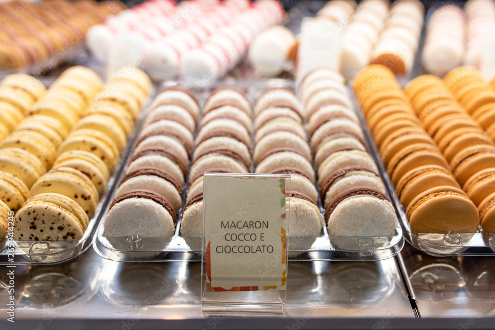 Macaron di pasticceria di vari gusti in vetrina ed esposizione per la clientela Macaron di pasticceria di vari gusti in vetrina ed esposizione per la clientela