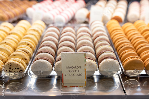 Macaron di pasticceria di vari gusti in vetrina ed esposizione per la clientela photo