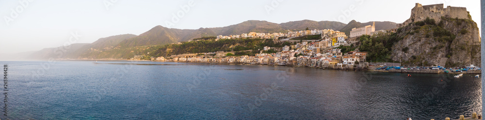 Scilla, vista panoramica di Chianalea e il porto in Calabria.