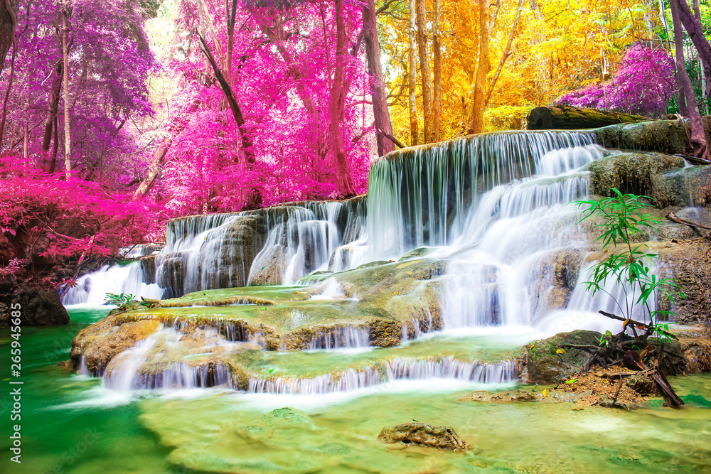 Fototapeta Piękny wodospad we wspaniałym jesiennym lesie parku narodowego, wodospad Huay Mae Khamin, prowincja Kanchanaburi, Tajlandia