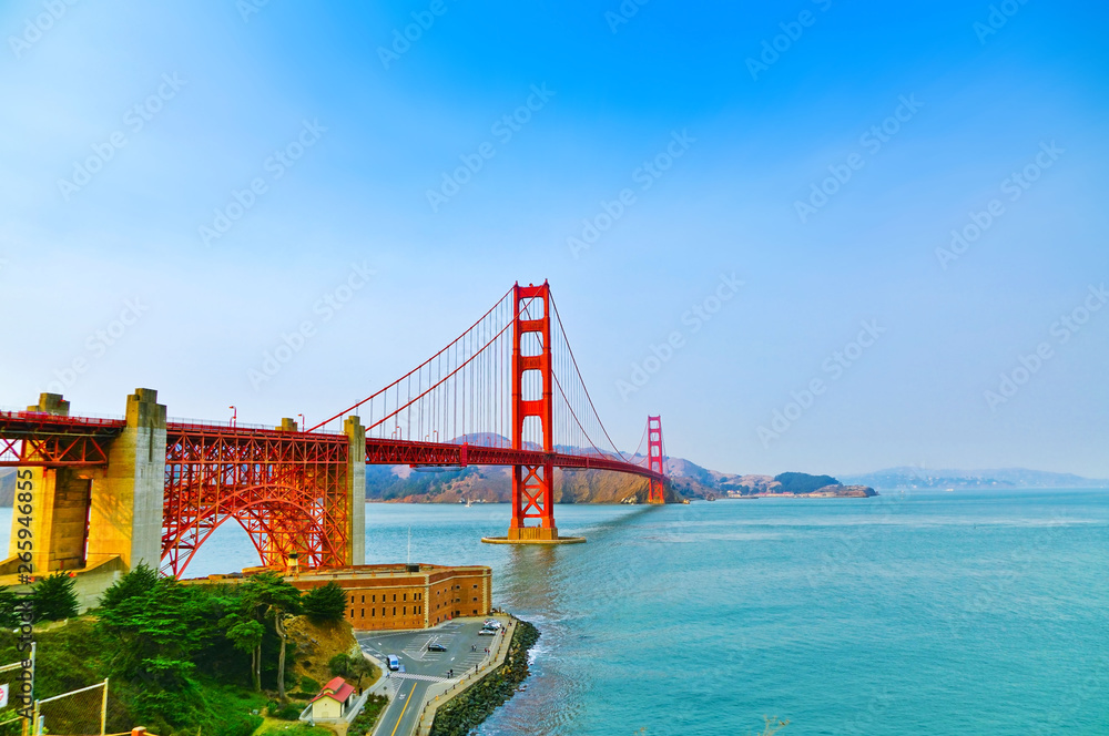 Obraz premium View of Golden Gate Bridge in San Francisco on a sunny day.