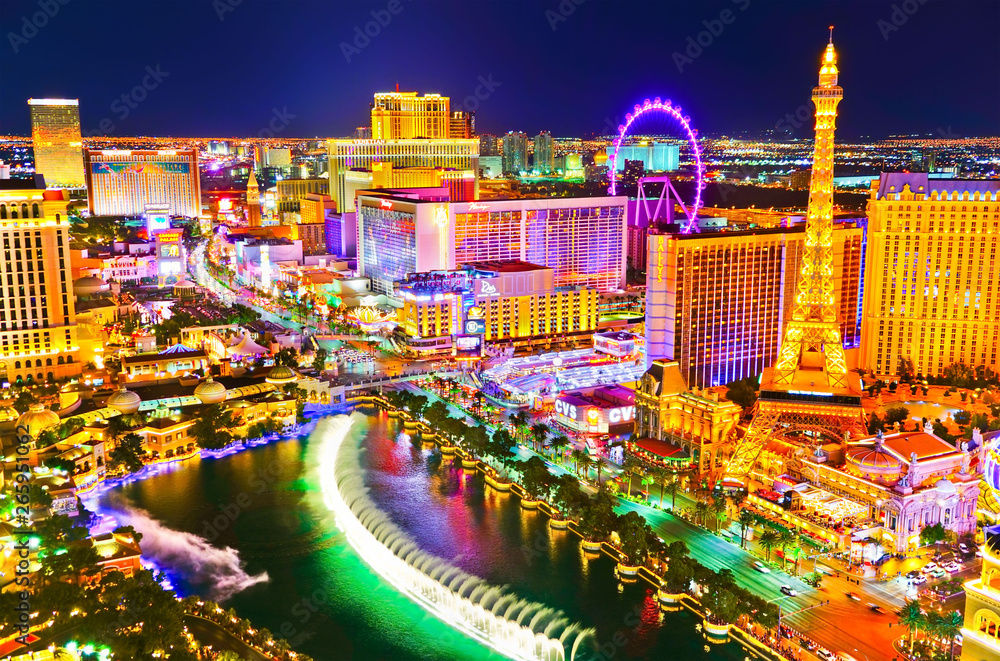 View of the Las Vegas Boulevard at night with lots of hotels and casinos in Las  Vegas Foto, Poster, Wandbilder bei EuroPosters
