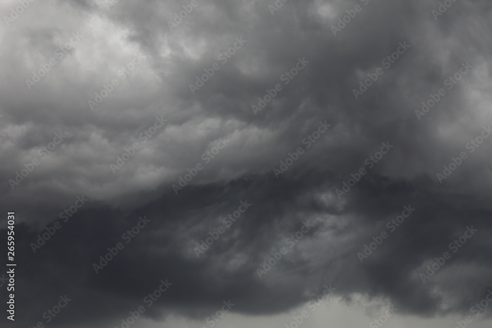 Obraz premium Dark thunderstorm cloud overcasting the moody sky for background design purpose