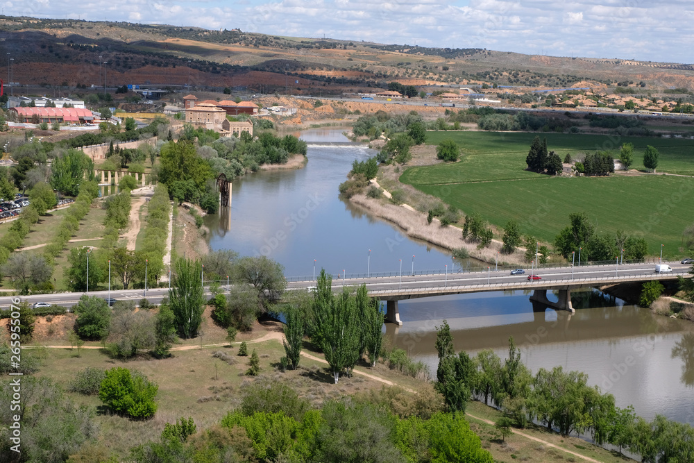 Pont Azarquiel traversant le Tage à Tolède en Espagne 