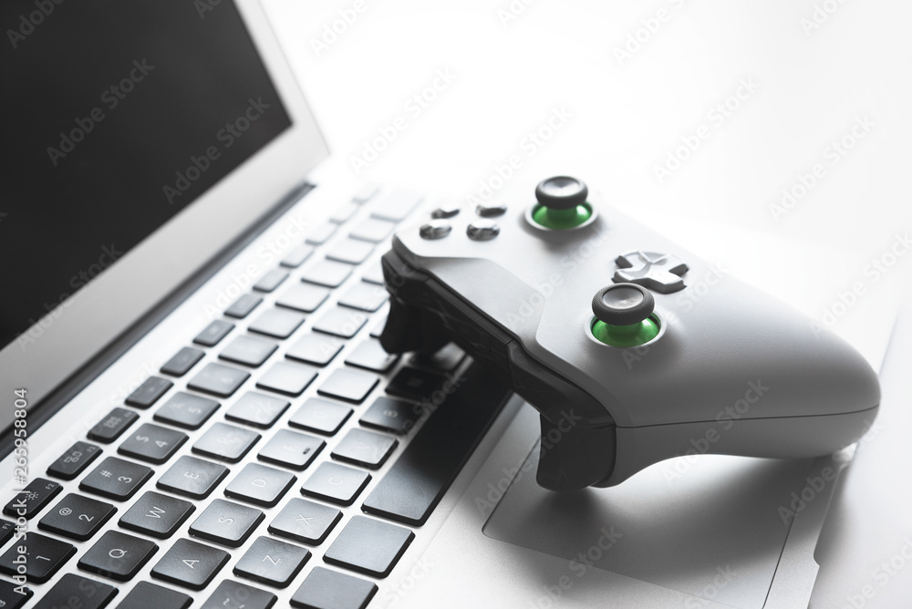 Wireless game pad controller on laptop keyboard - obrazy, fototapety, plakaty 