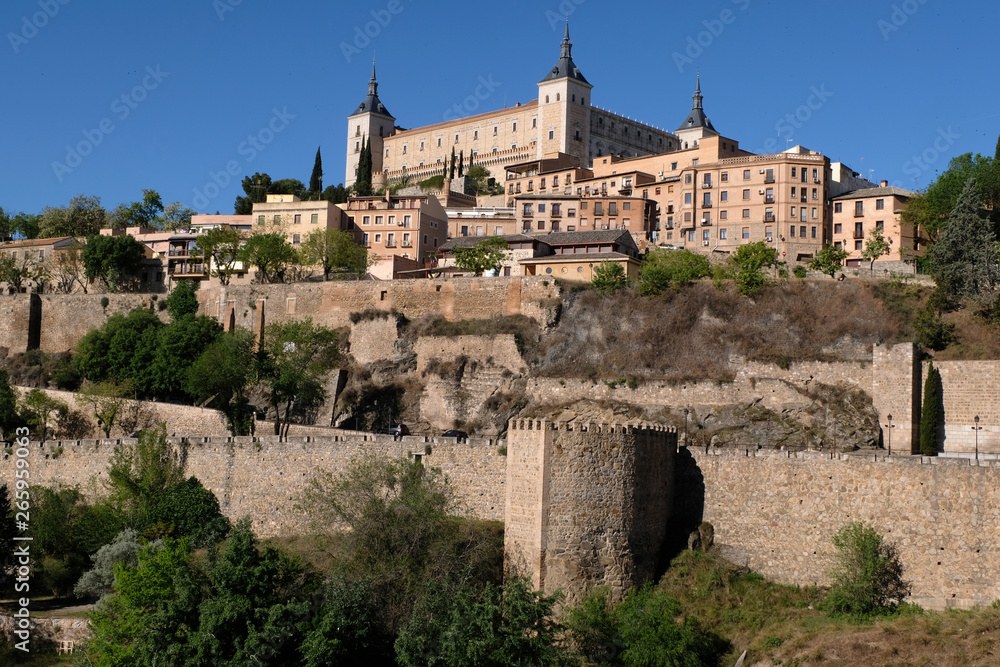 Remparts et Alcazar de Tolède en Espagne 