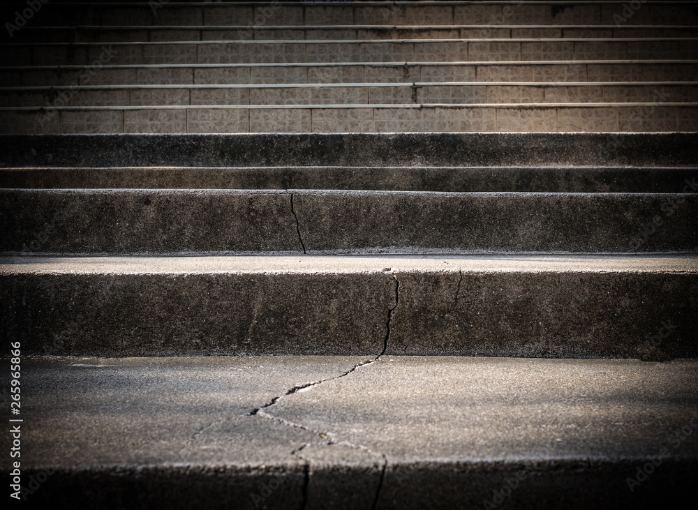 Fototapeta Łamany stary betonowy schody z krakingową tło teksturą