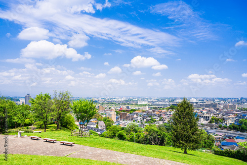 青空が広がる住宅街